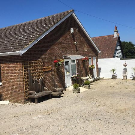 Hogwarts Bed And Continental Breakfast Villa Sheerness Exterior foto